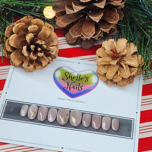 Add timeless sophistication to your look with the Elegant Glow Reusable Gel Extensions. Featuring luxe gold ornamented accent nails and mesmerizing neutral cat-eye designs, this durable, reusable press-on nail set delivers salon-quality elegance at home. Perfect for any occasion!